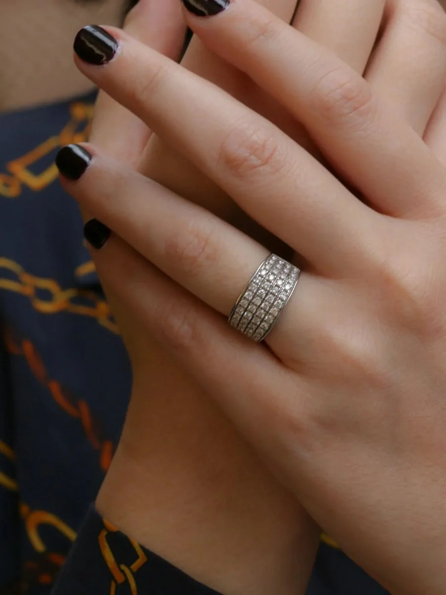 Bague bandeau vintage en or blanc et diamants - Image 2