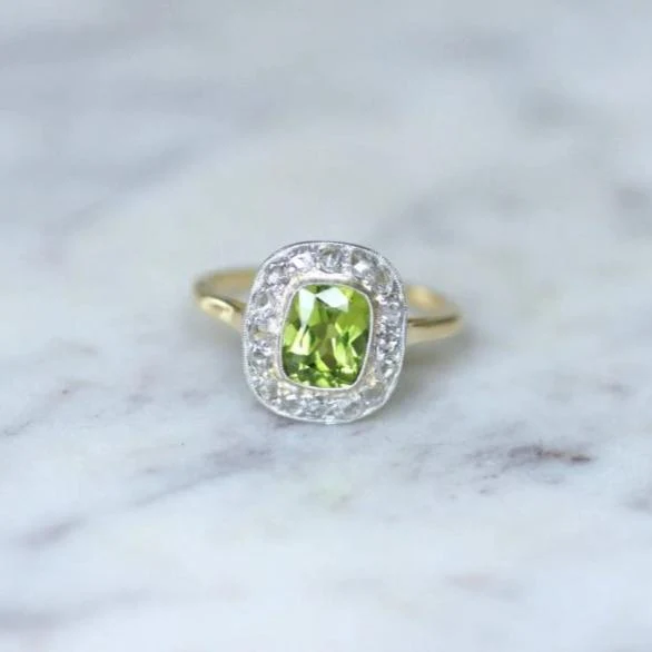 Bague Entourage en or jaune, platine, péridot et diamants
