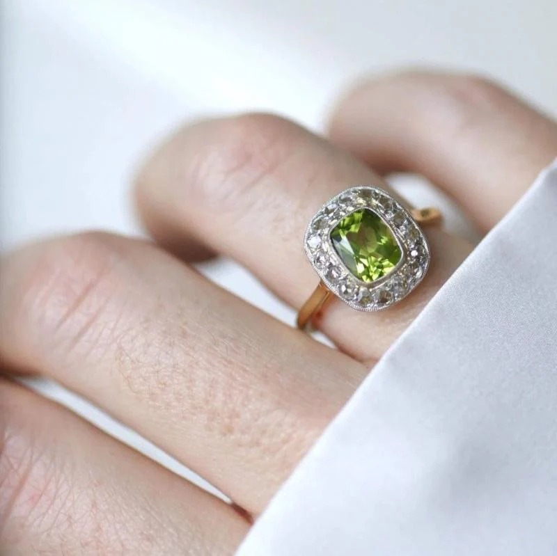 Bague Entourage en or jaune, platine, péridot et diamants - Image 2