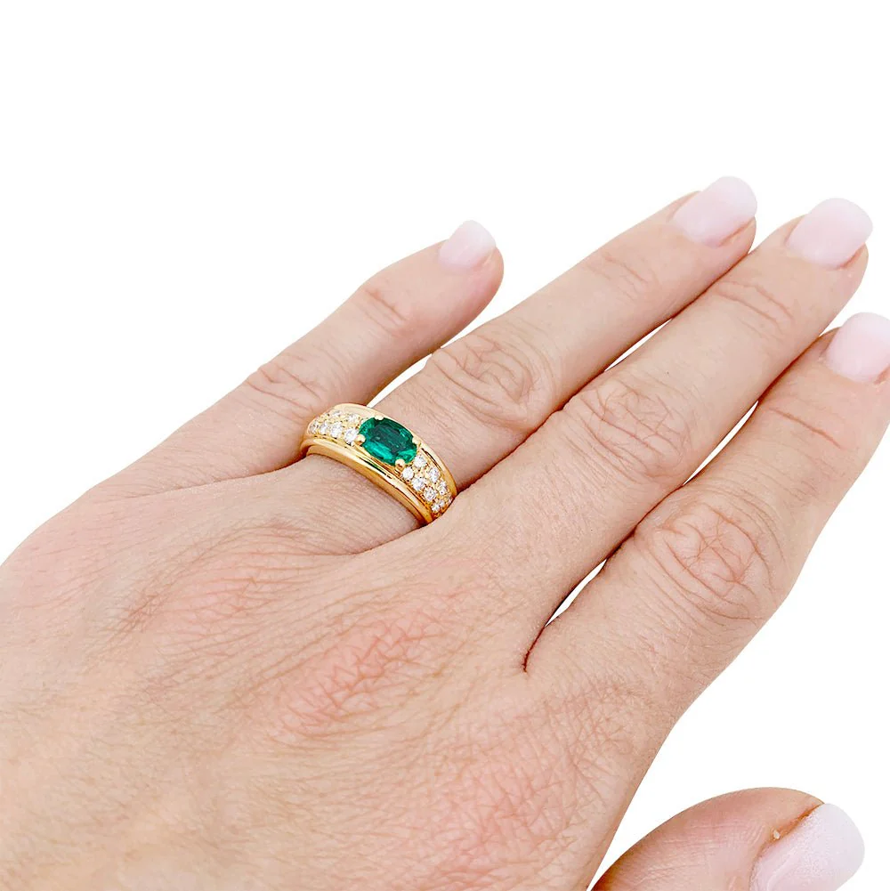 Bague BOUCHERON "Axelle" en or jaune, émeraude et diamants - Image 2
