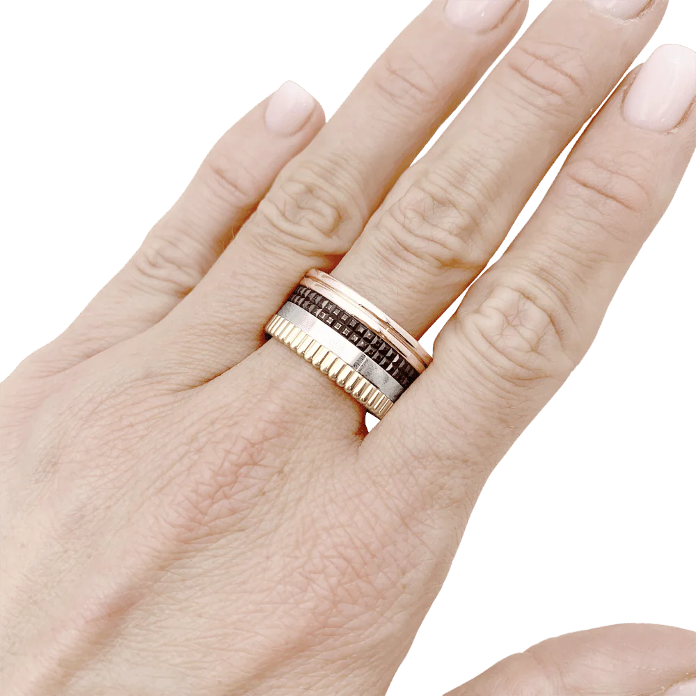 Bague Bandeau BOUCHERON "Quatre Classique" en or blanc, or jaune et or rose - Image 2