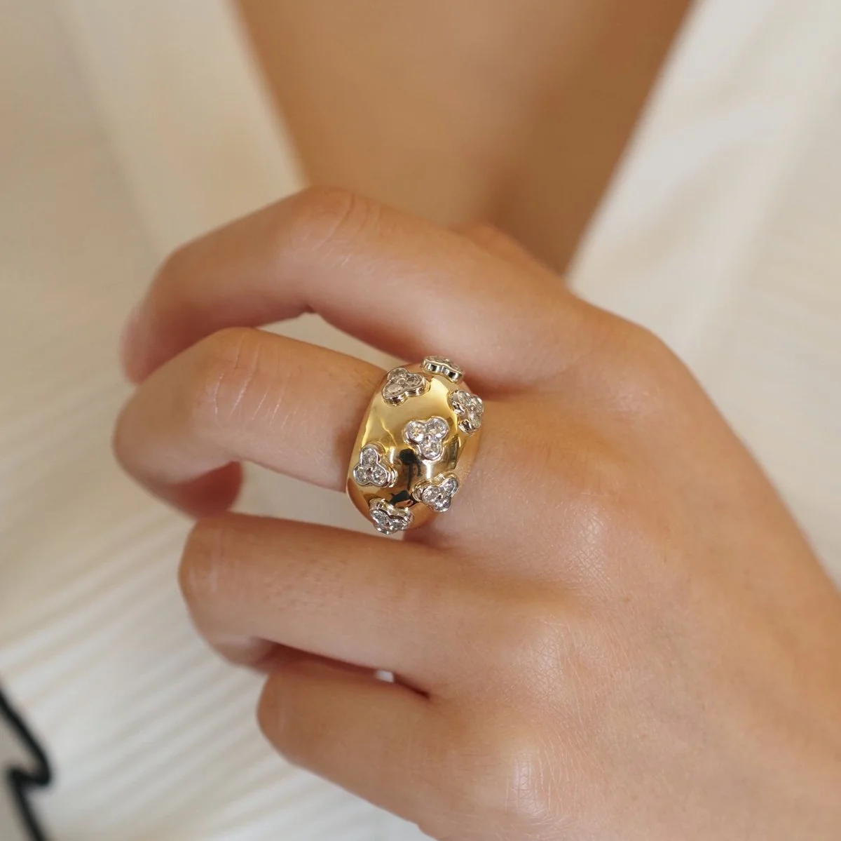 Bague Dôme en or jaune, platine et diamants - Image 2