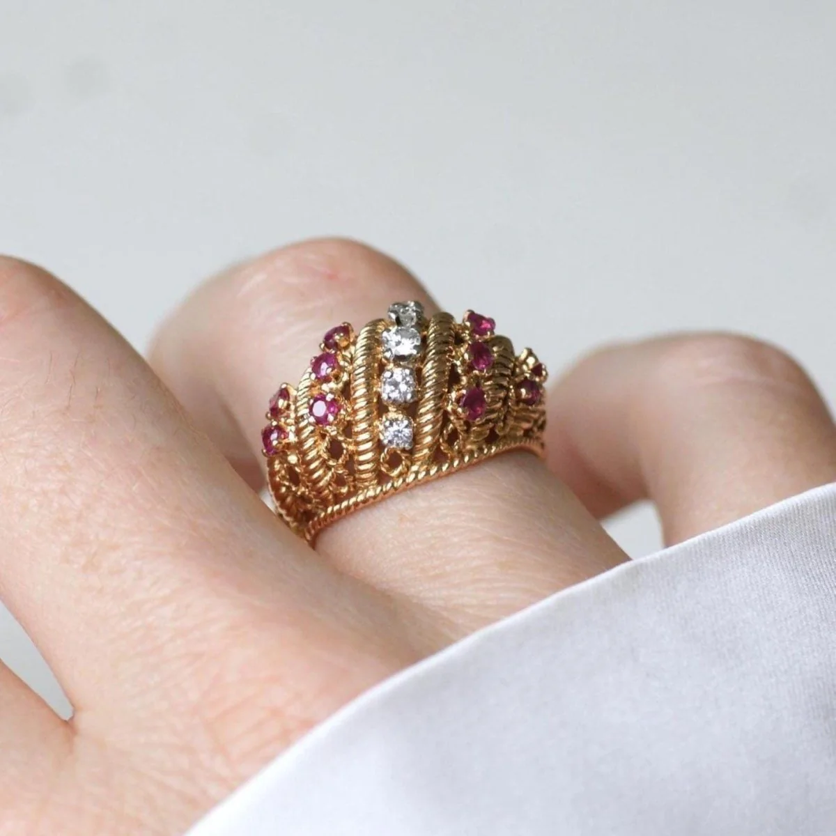 Bague Bandeau en or jaune, rubis et diamants - Image 2