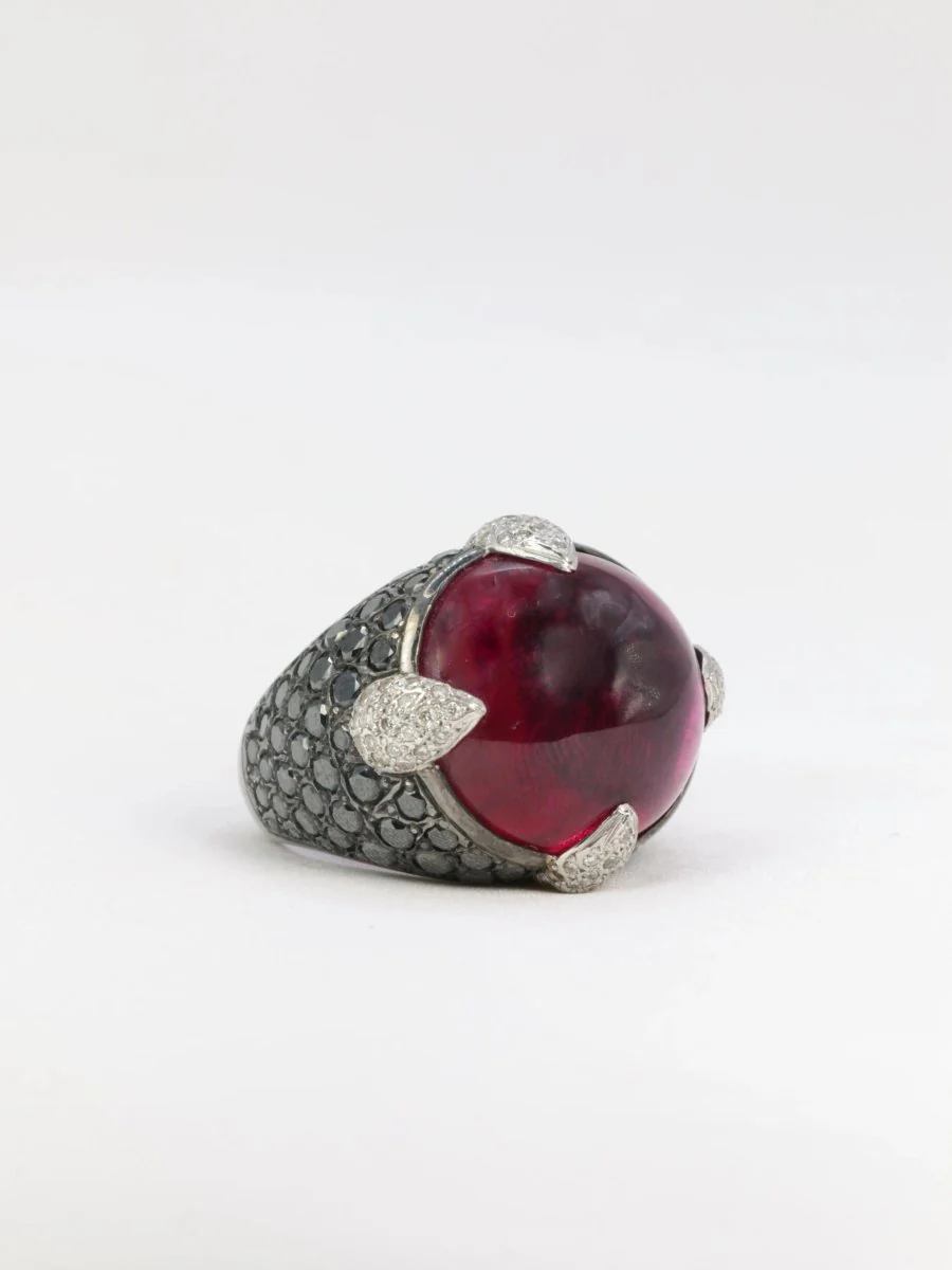 Bague boule vintage en or noir, tourmaline rose et diamants noirs et blancs