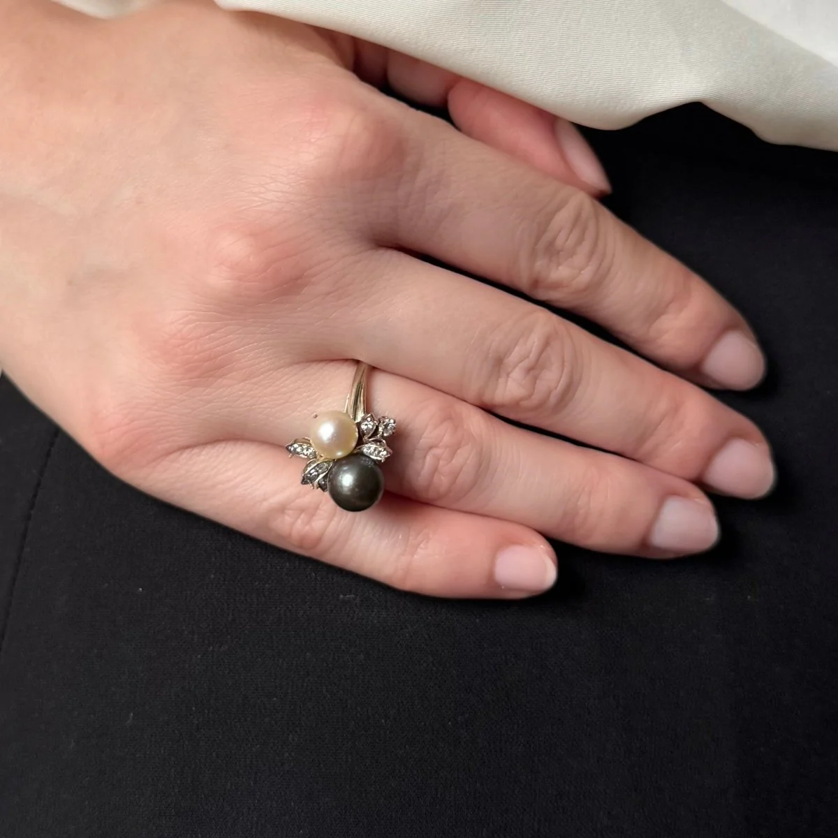 Bague bouquet en or gris et perles - Image 7