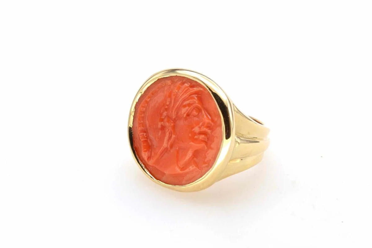 Bague camée corail en or jaune