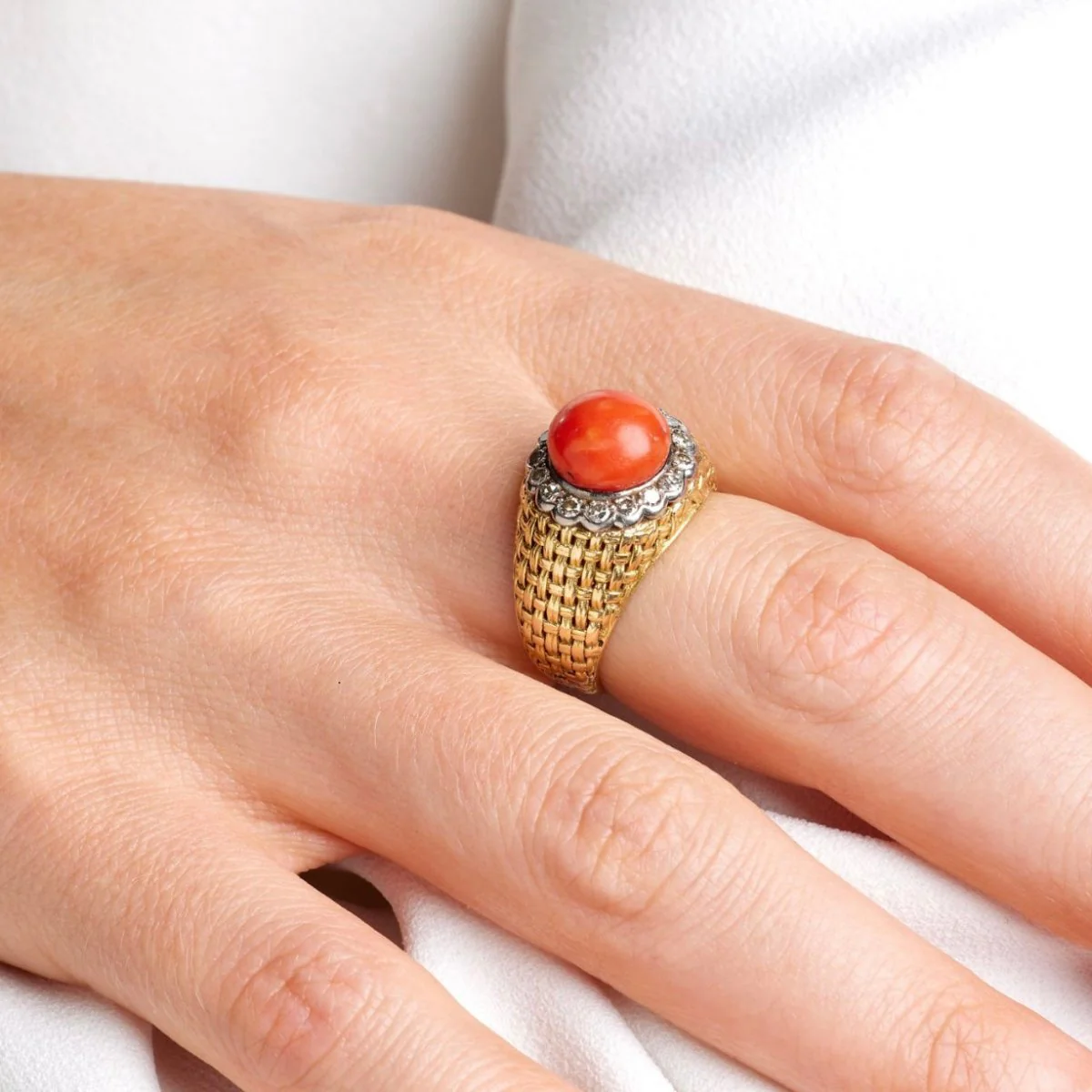 Bague Cannage en or jaune, corail et diamants - Image 2