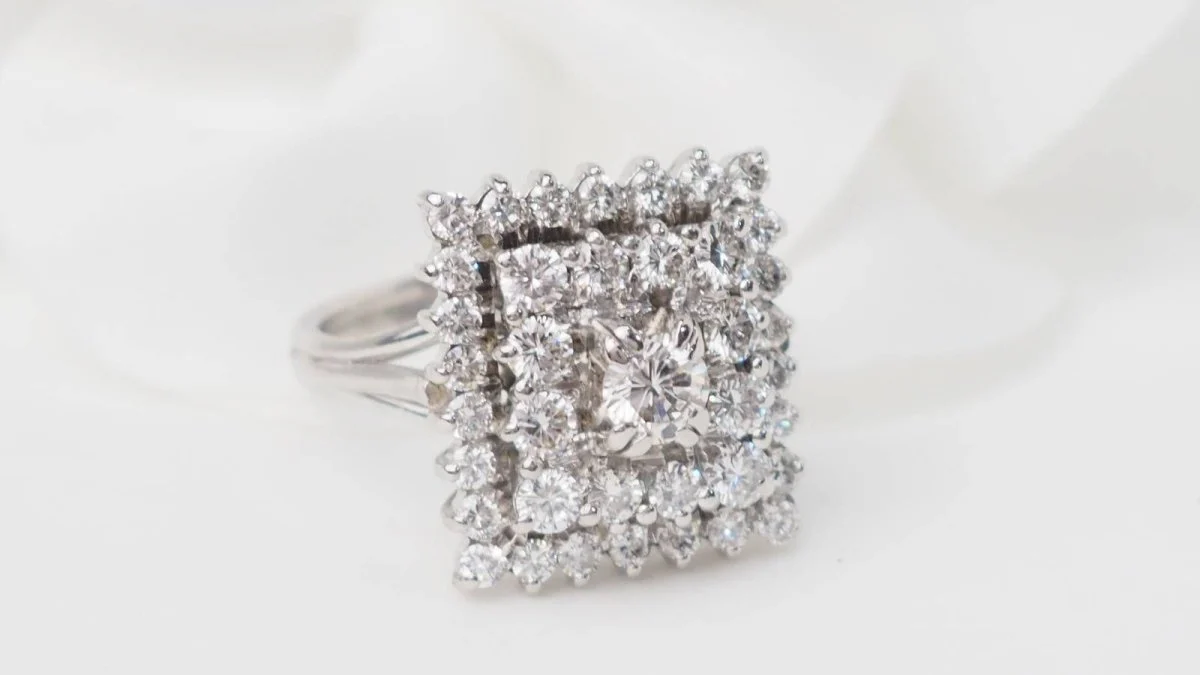 Bague carrée en or blanc et diamants - Image 4