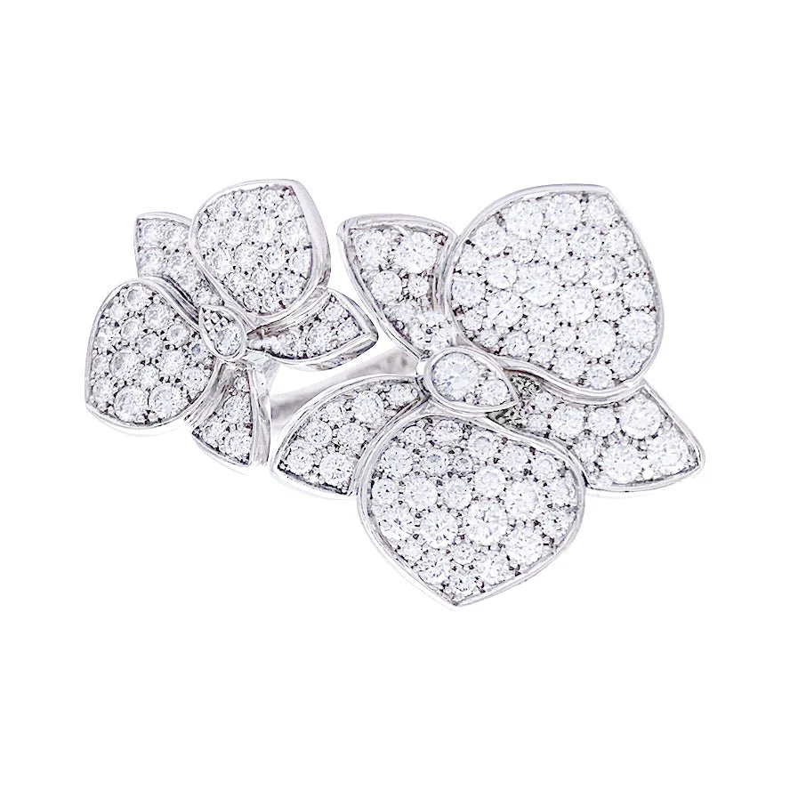 Bague CARTIER "Caresse d'Orchidées" en or blanc et diamants.