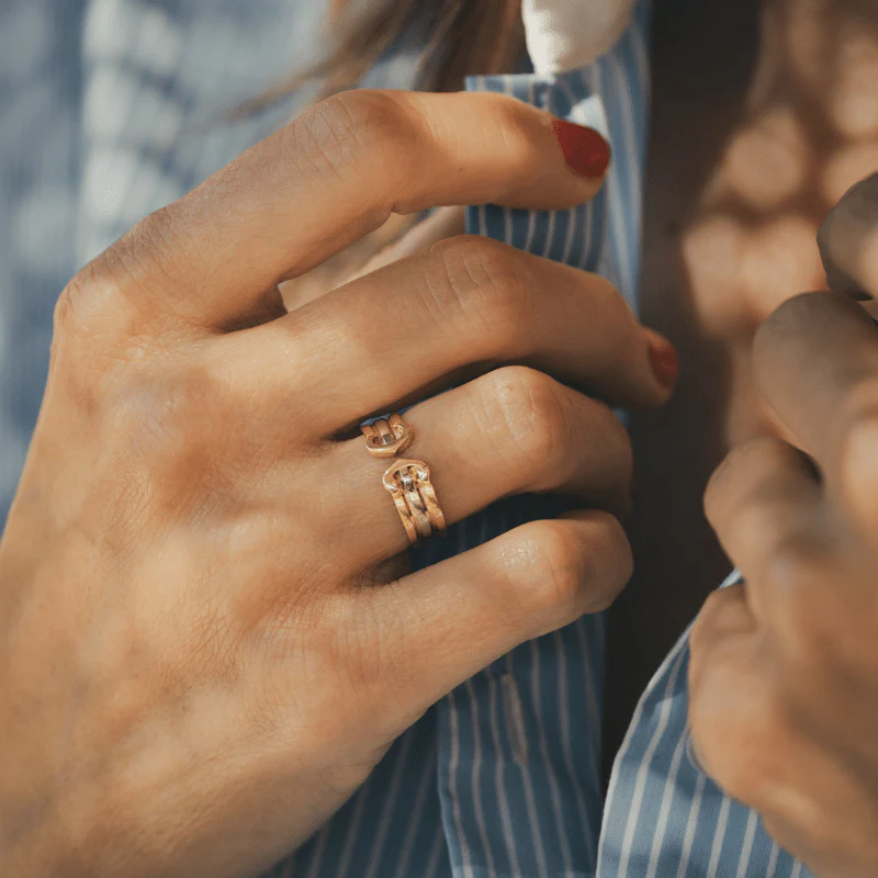 Bague CARTIER "CC" en or blanc, or jaune et or rose - Image 2