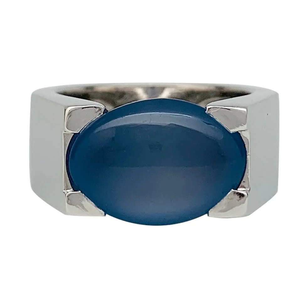 Bague Cartier, "Tankissime", or blanc, calcédoine bleue