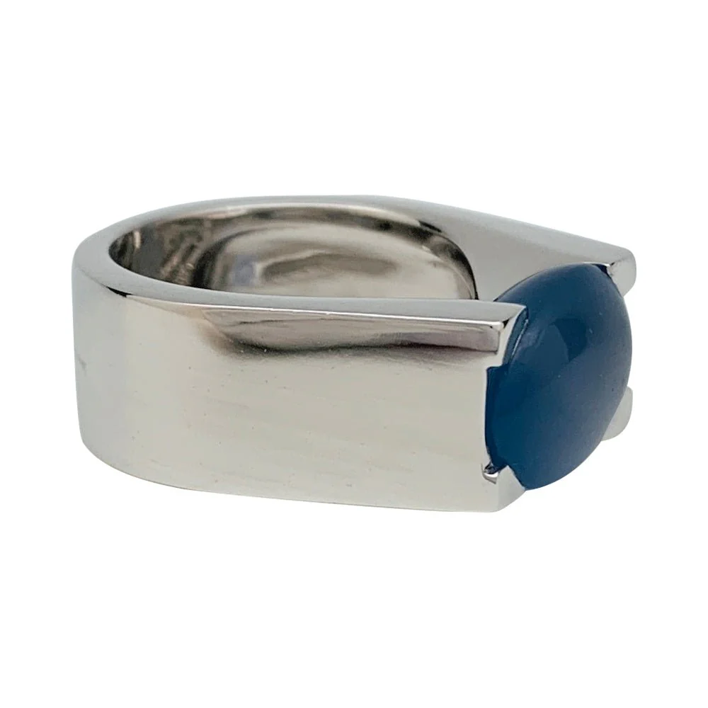Bague Cartier, "Tankissime", or blanc, calcédoine bleue - Image 3