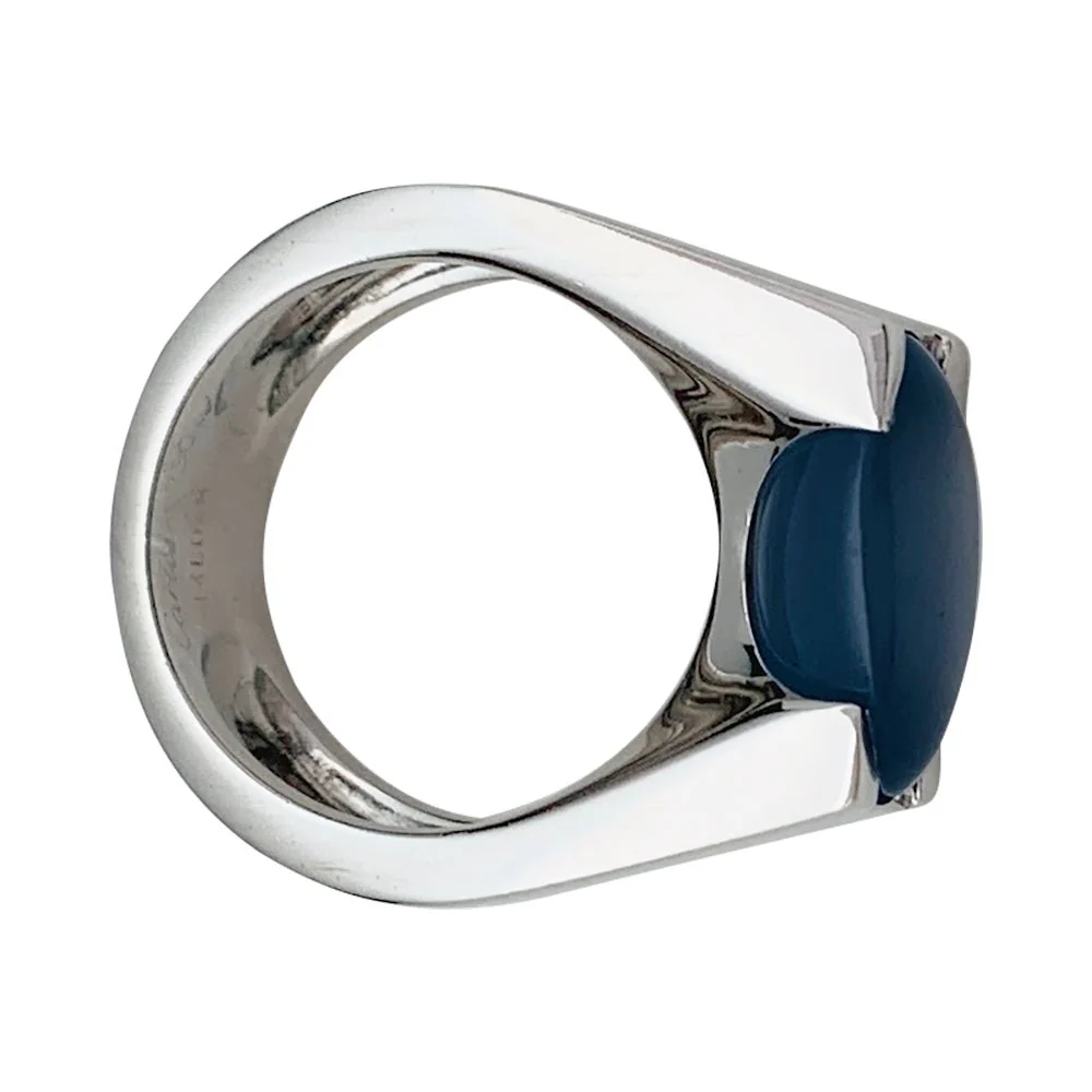 Bague Cartier, "Tankissime", or blanc, calcédoine bleue - Image 5