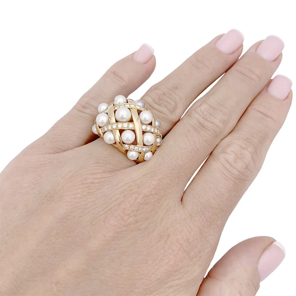 Bague CHANEL "Baroque" en or jaune, diamants et perles. - Image 2