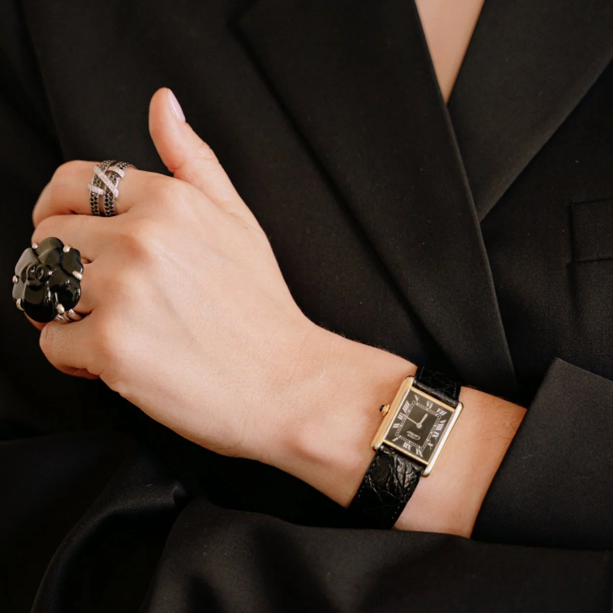 Bague CHANEL "Camélia" en or blanc et onyx - Image 2