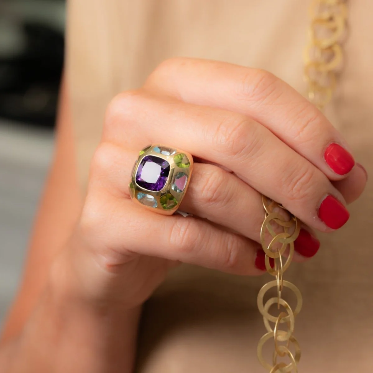 Bague CHANEL "Coco" en or jaune, améthyste, aigues-marines et péridots - Image 8