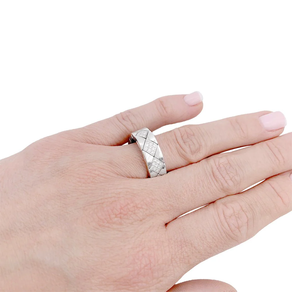 Bague CHANEL "Matelassé" en or blanc et diamants - Image 4