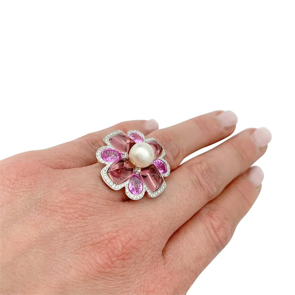 Bague CHANEL "San Marco" en or blanc, perle, saphirs roses, tourmalines roses et diamants - Image 2