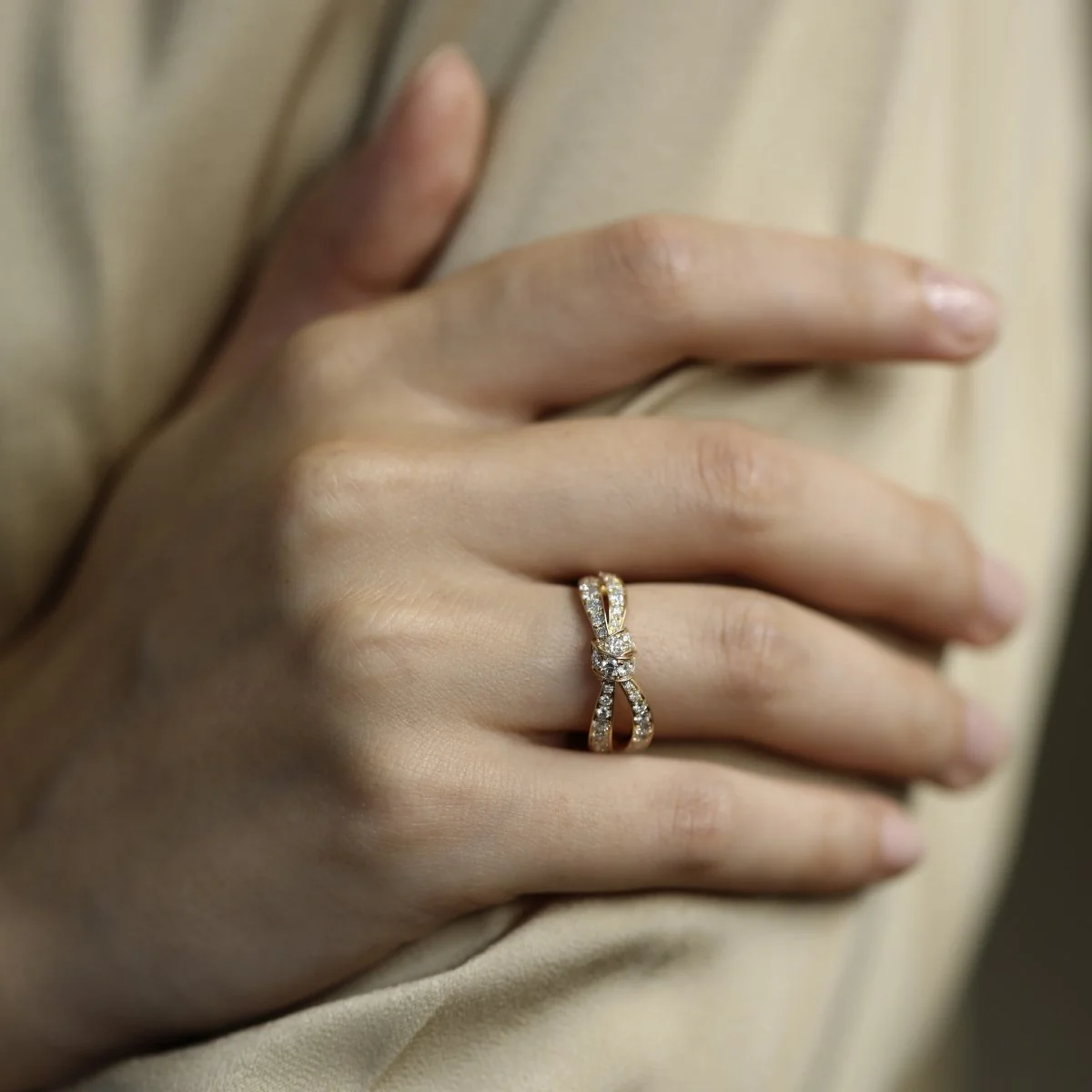 Bague Jarretière CHAUMET en or et diamants - Image 4