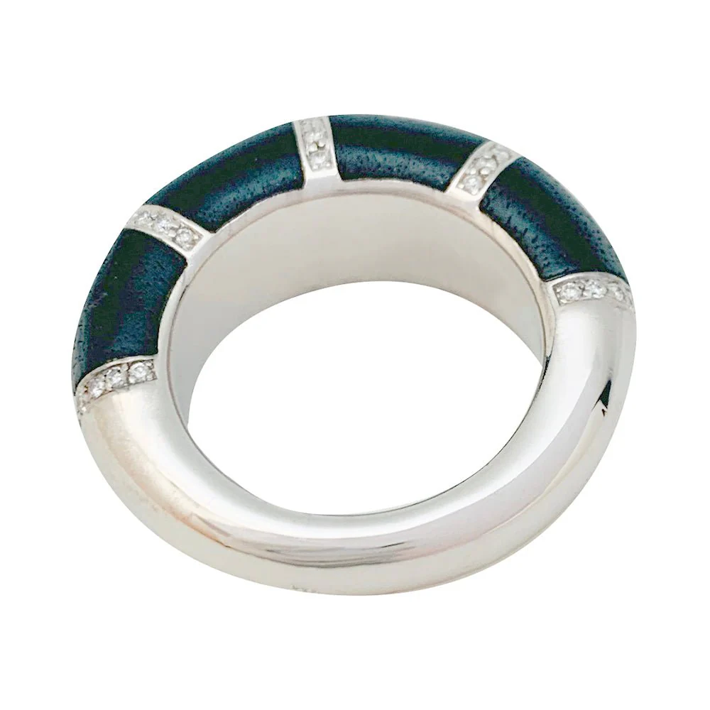 Bague CHAUMET, modèle "Anneau", or blanc, diamants et ébène - Image 2