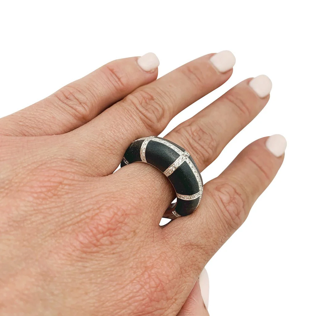 Bague CHAUMET, modèle "Anneau", or blanc, diamants et ébène - Image 8
