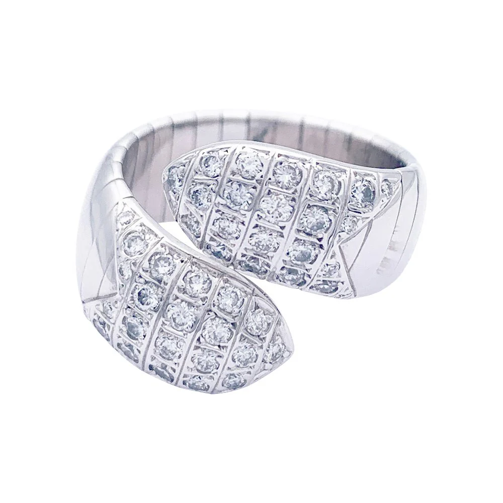 Bague Chaumet, “Plume pointes diamants croisées”, or blanc, diamants