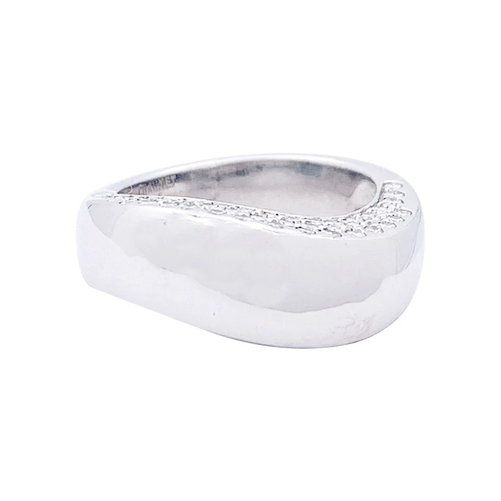 Bague Chaumet, "Valse", or blanc, diamants.