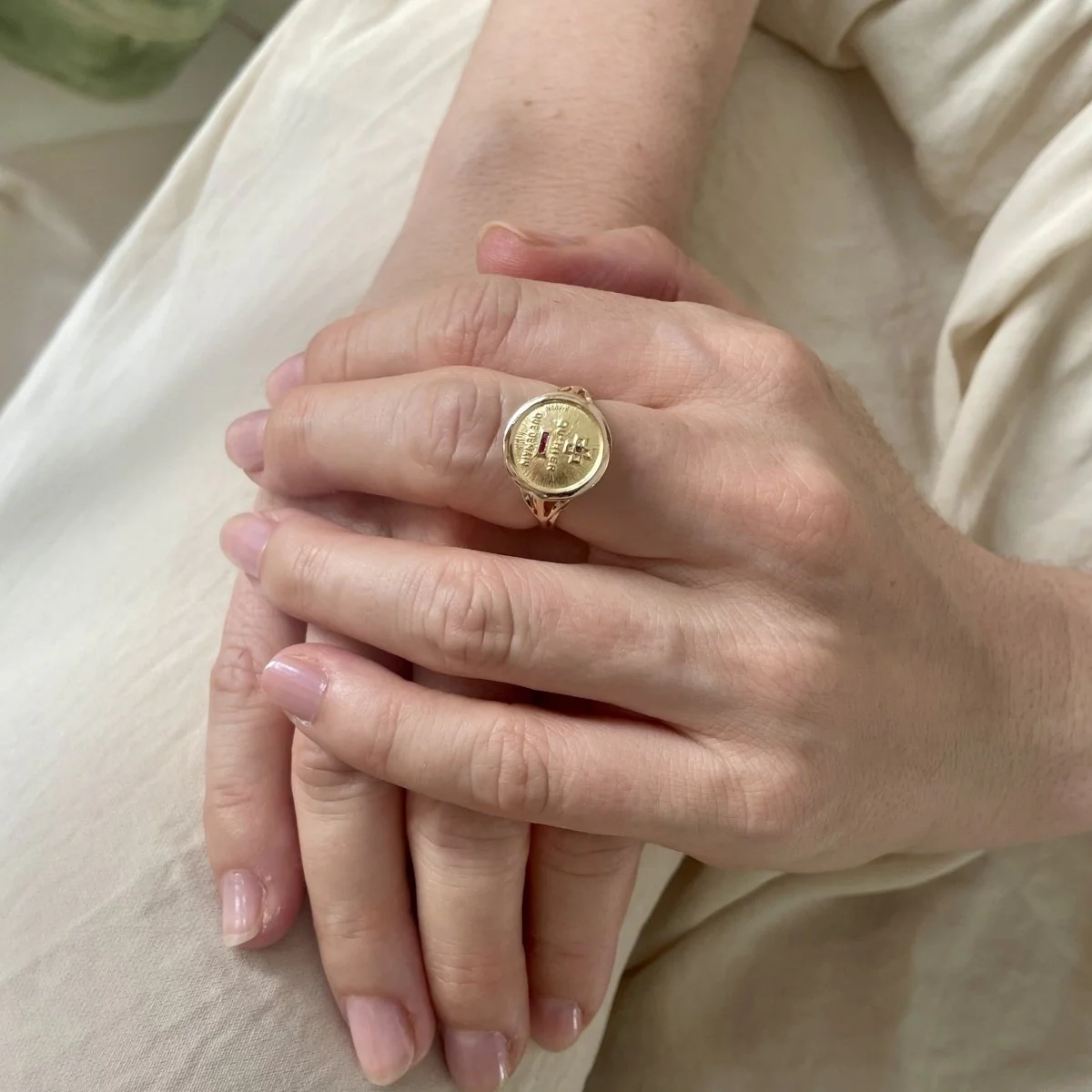 Bague Chevalière AUGIS en or jaune et rubis - Image 2