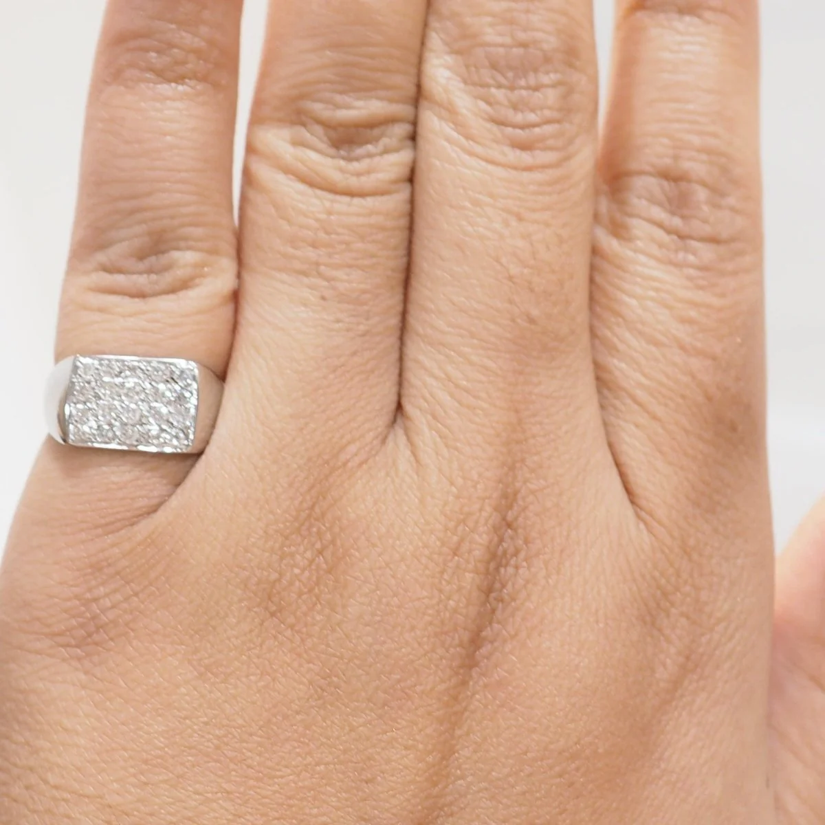 Bague chevalière en or blanc et diamants - Image 2