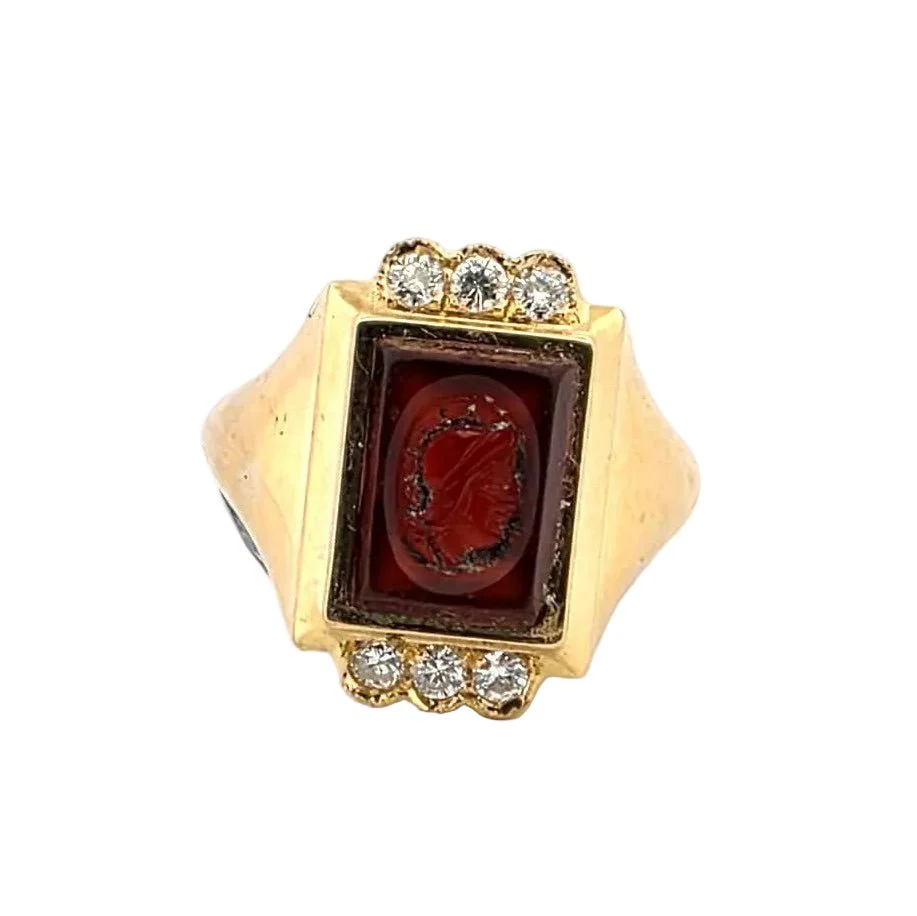 Bague Chevalière en or jaune, cornaline et diamants