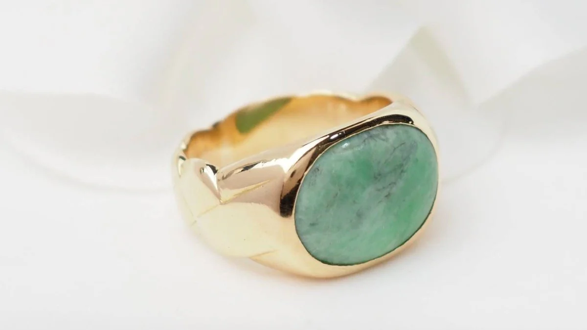 Bague chevalière en or jaune et cabochon jade - Image 3
