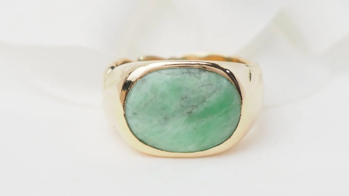 Bague chevalière en or jaune et cabochon jade - Image 4