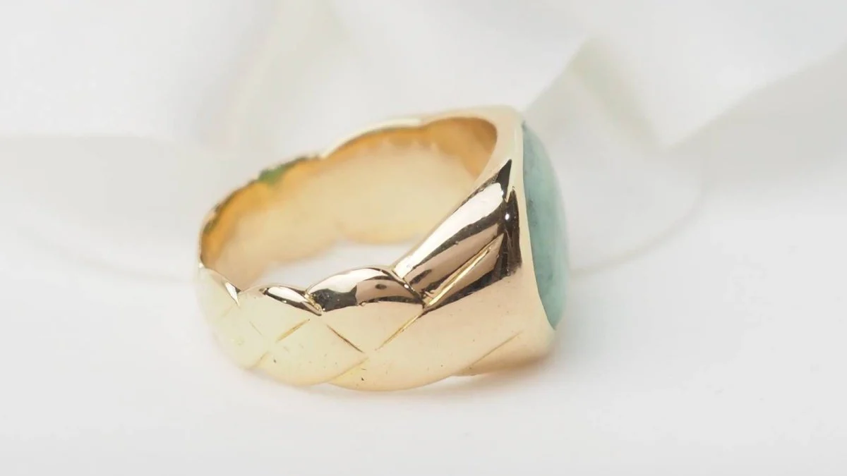 Bague chevalière en or jaune et cabochon jade - Image 5