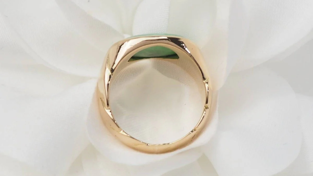 Bague chevalière en or jaune et cabochon jade - Image 7
