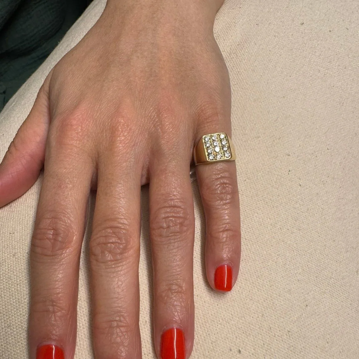 Bague Chevalière en or jaune et diamants - Image 2