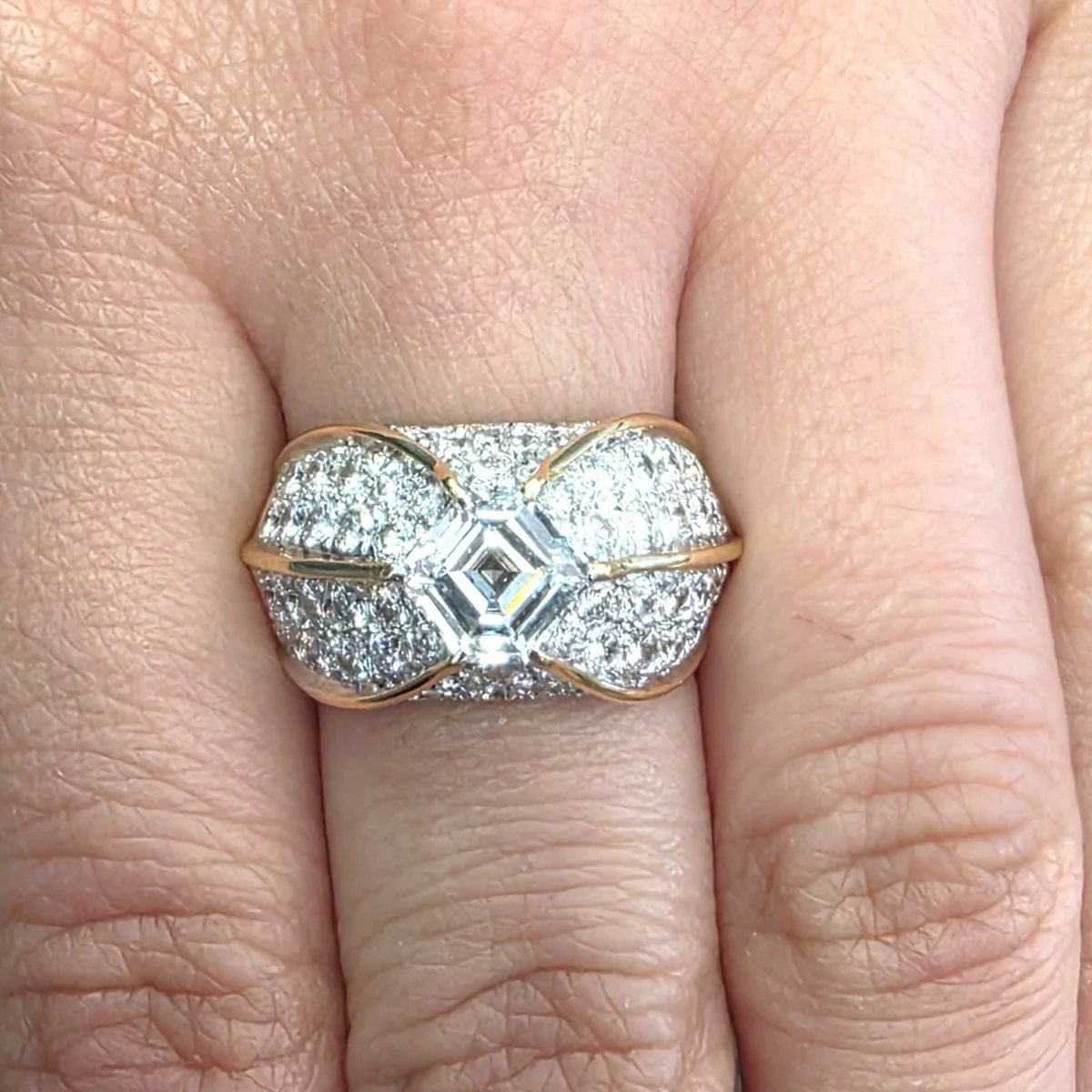 Bague Chevalière en or jaune et diamants - Image 2