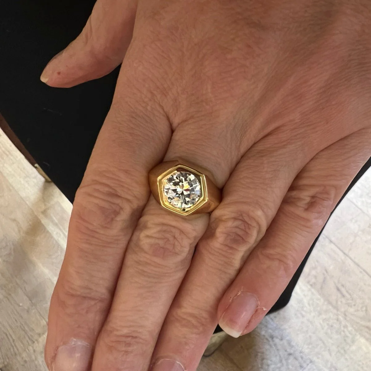 Bague Chevalière en or jaune et diamants - Image 5