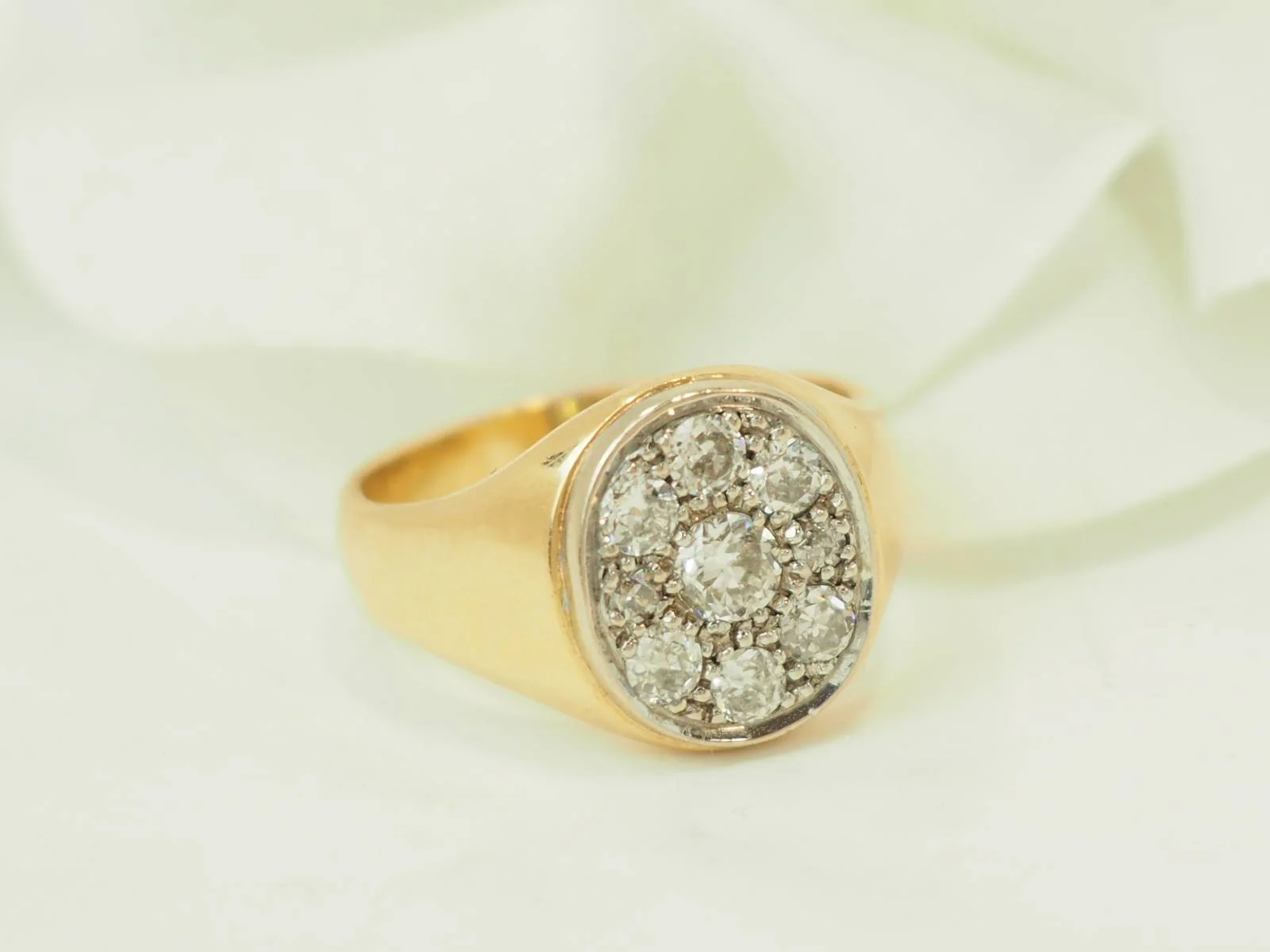 Bague Chevalière en or jaune et diamants - Image 3