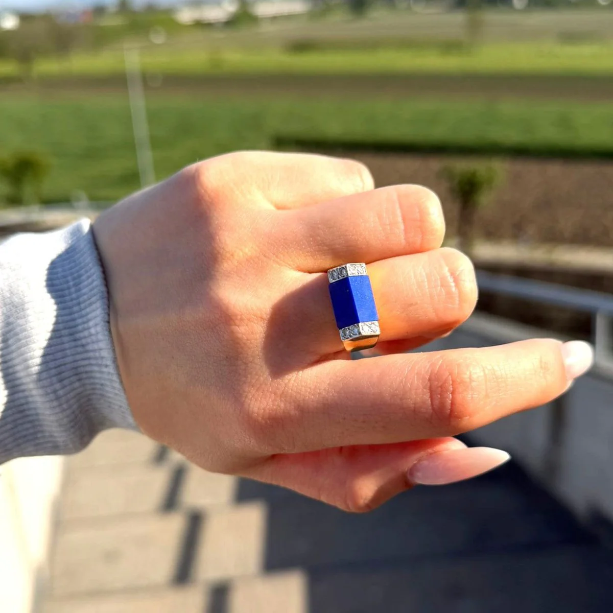Bague Chevalière en or jaune, lapis-lazuli et diamants - Image 2