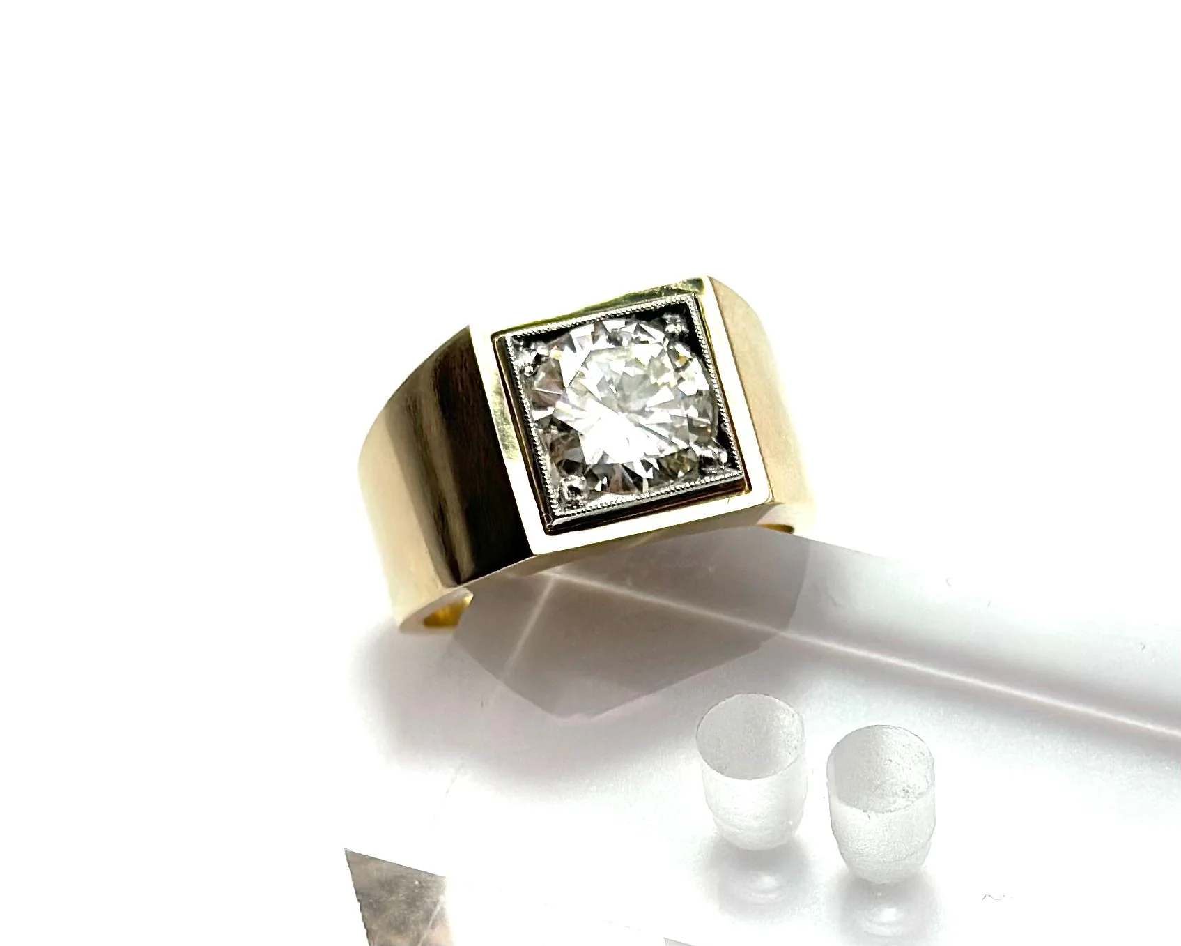 Bague Chevalière en or jaune, platine et diamants - Image 5