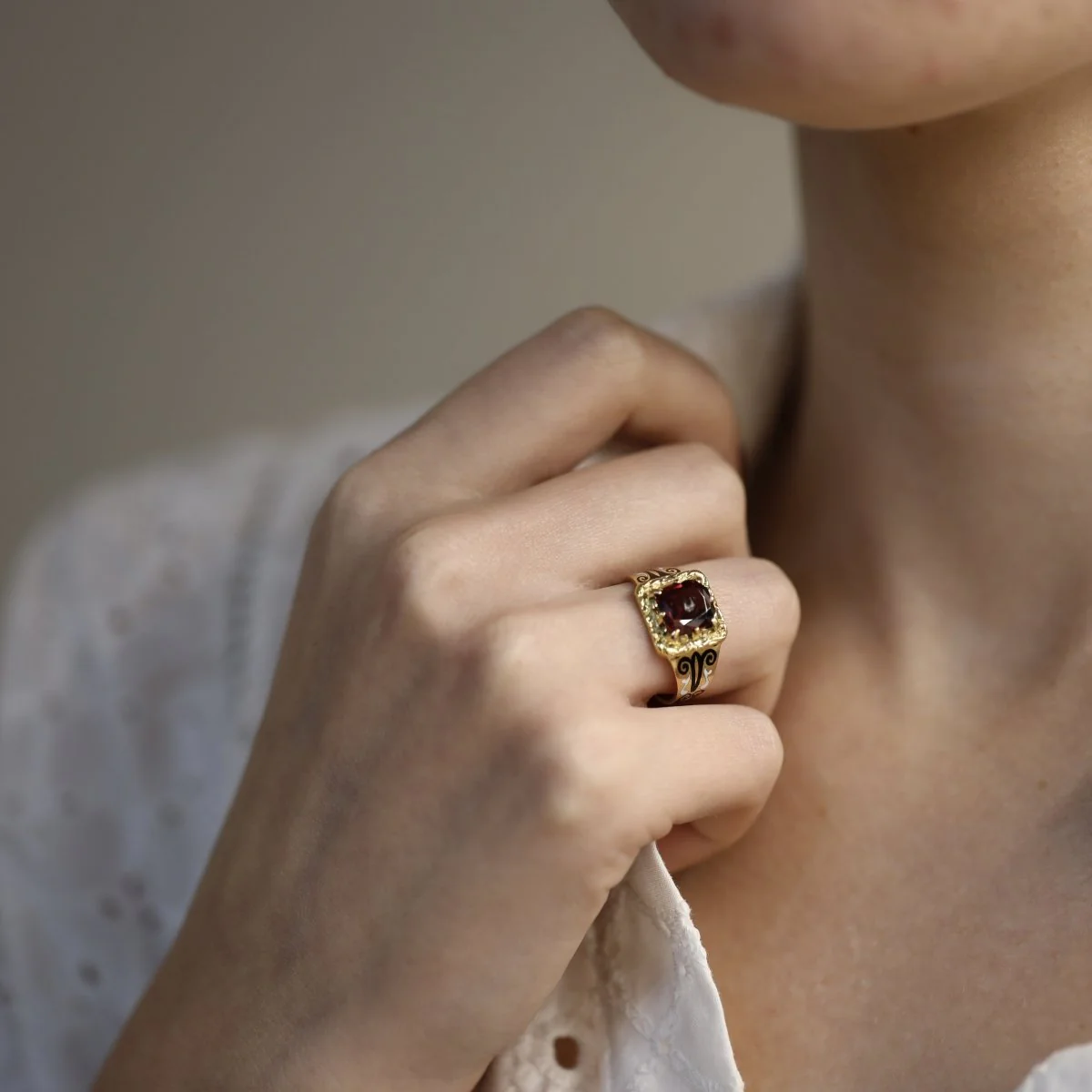 Bague Chevalière en or jaune, émail et grenat - Image 2