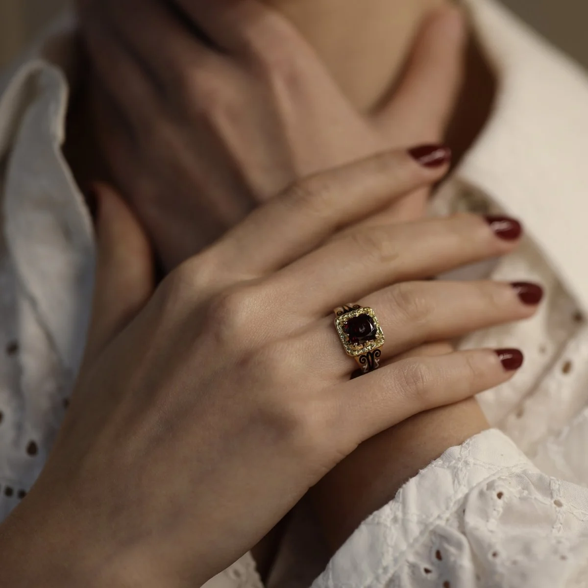 Bague Chevalière en or jaune, émail et grenat - Image 4