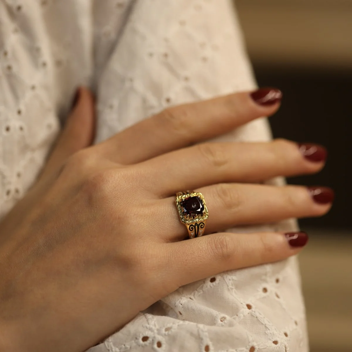 Bague Chevalière en or jaune, émail et grenat - Image 6