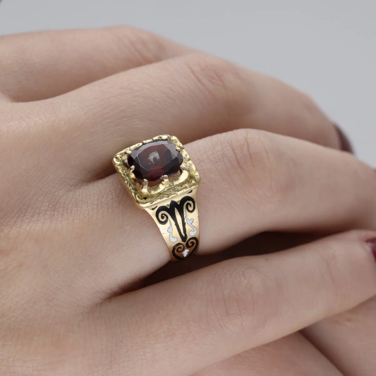 Bague Chevalière en or jaune, émail et grenat - Image 8