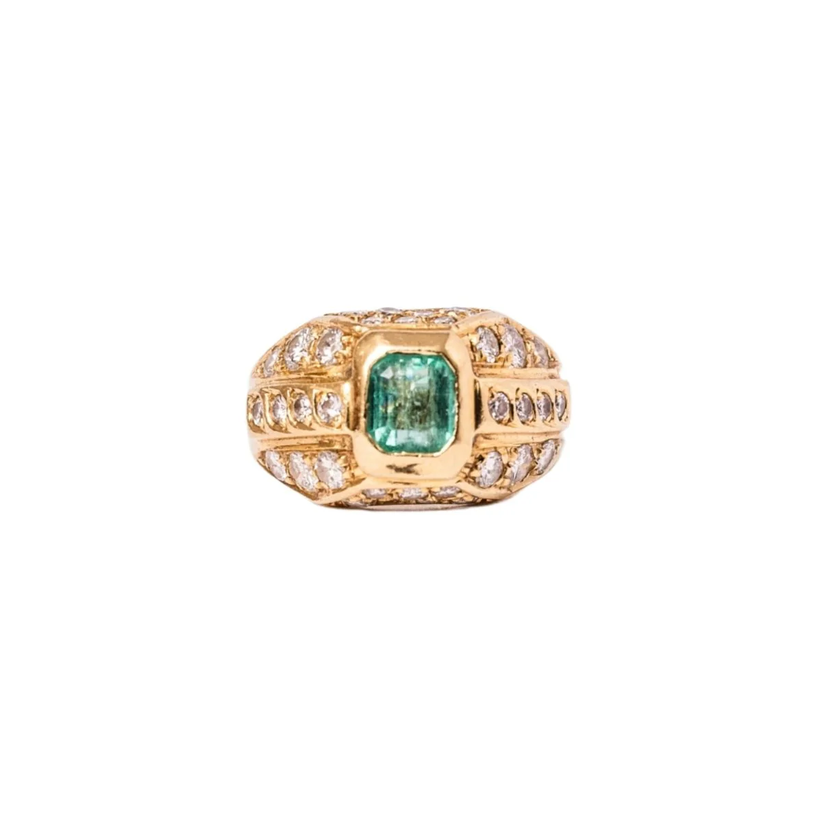 Bague Chevalière en or jaune, émeraude et diamants