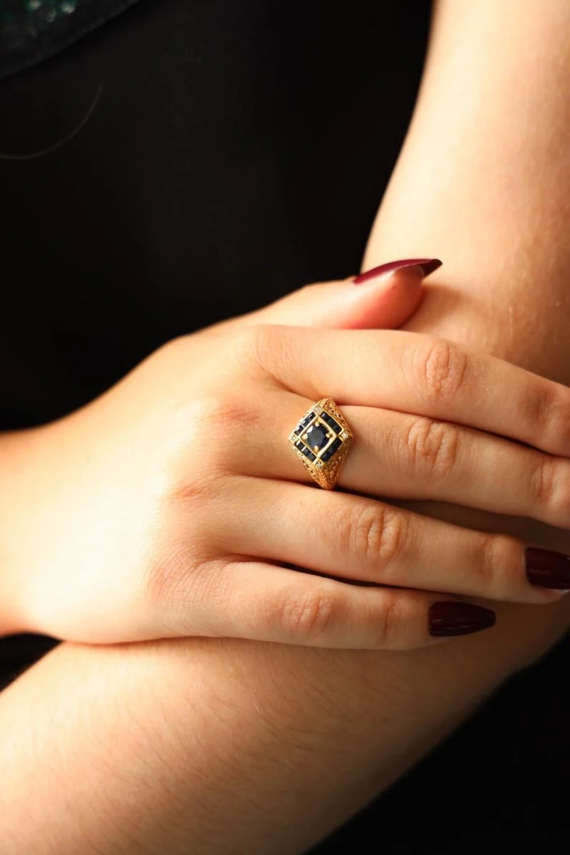 Bague Chevalière en or jaune et saphirs - Image 7