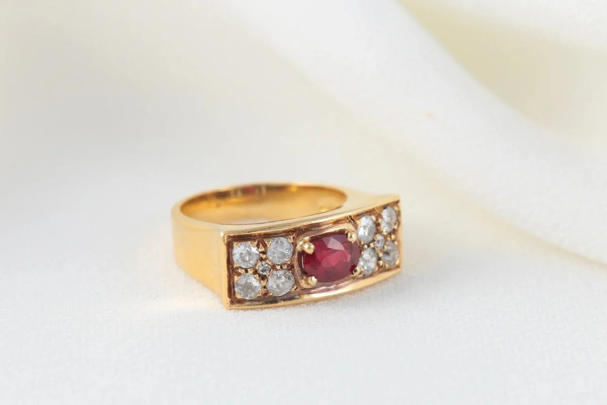 Bague Chevalière Vintage en Or, Rubis et Diamants - Image 3