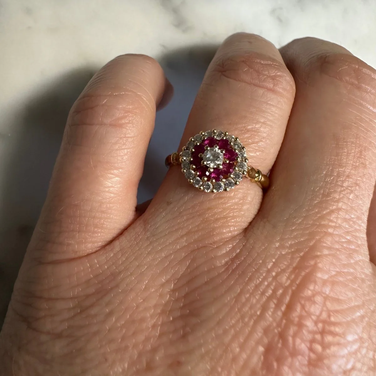 Bague Marguerite en or jaune, rubis, oxydes et diamants - Image 2