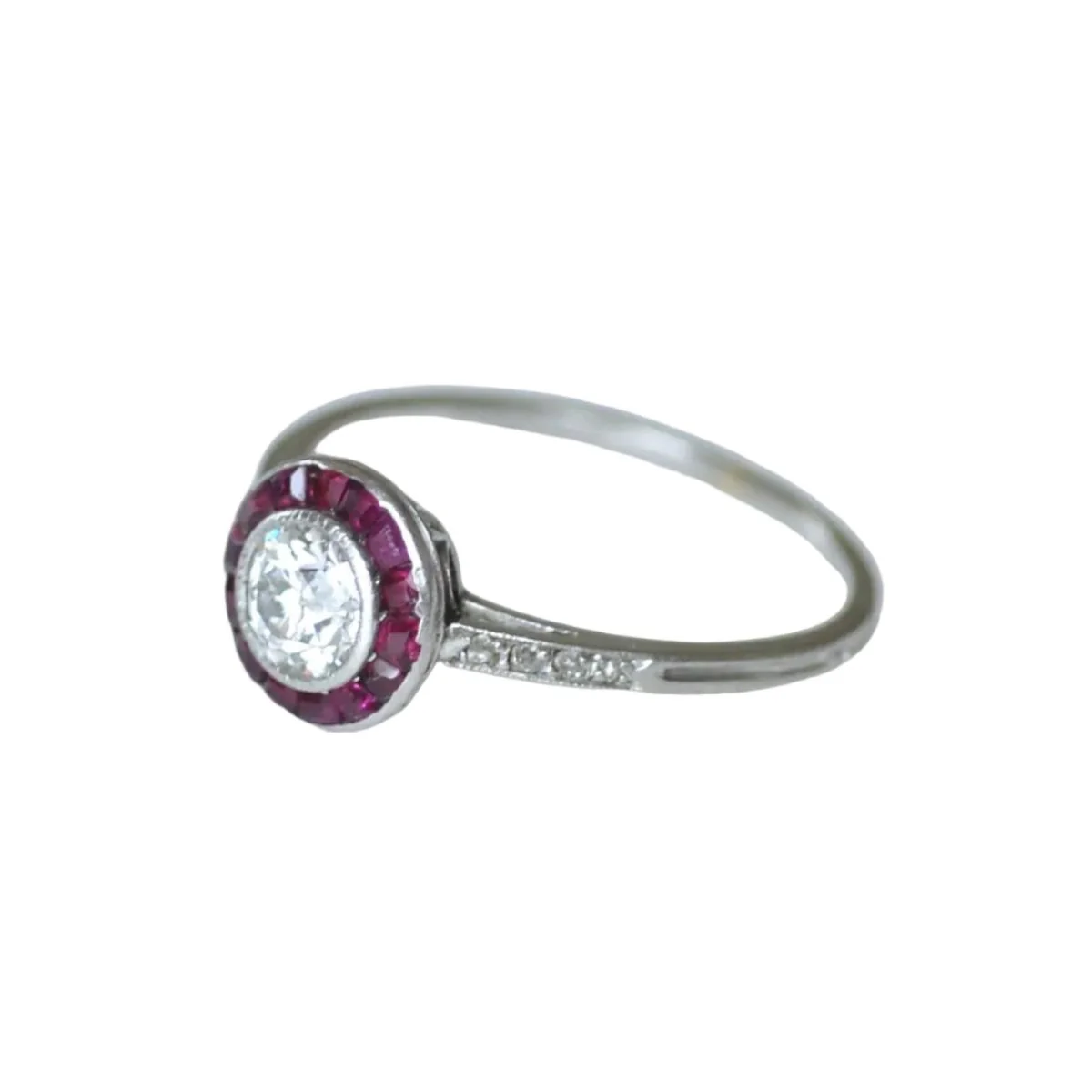 Bague Entourage en or blanc, rubis et diamants - Image 3