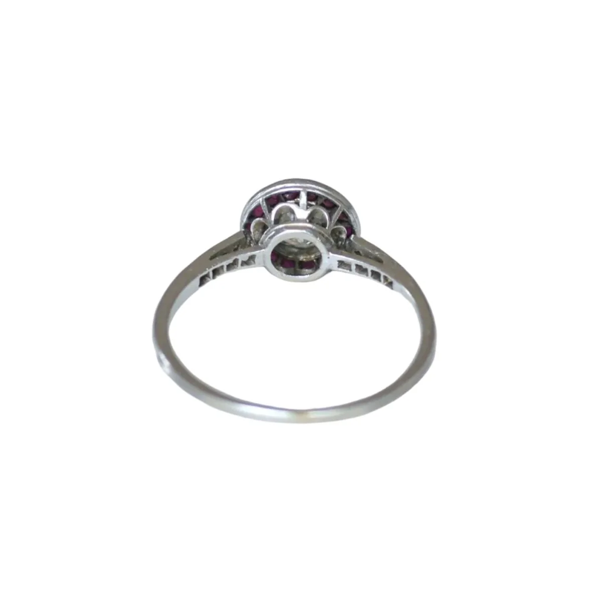 Bague Entourage en or blanc, rubis et diamants - Image 4